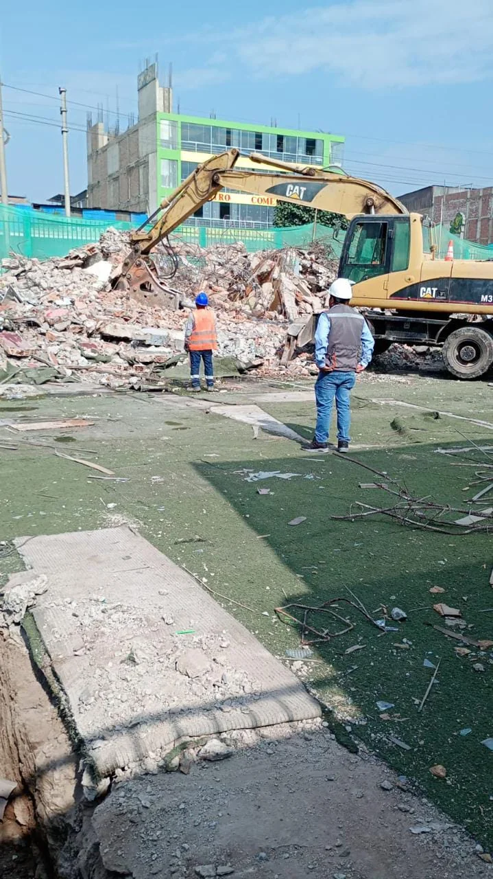 Excavadora trabajando en demolición en Lima