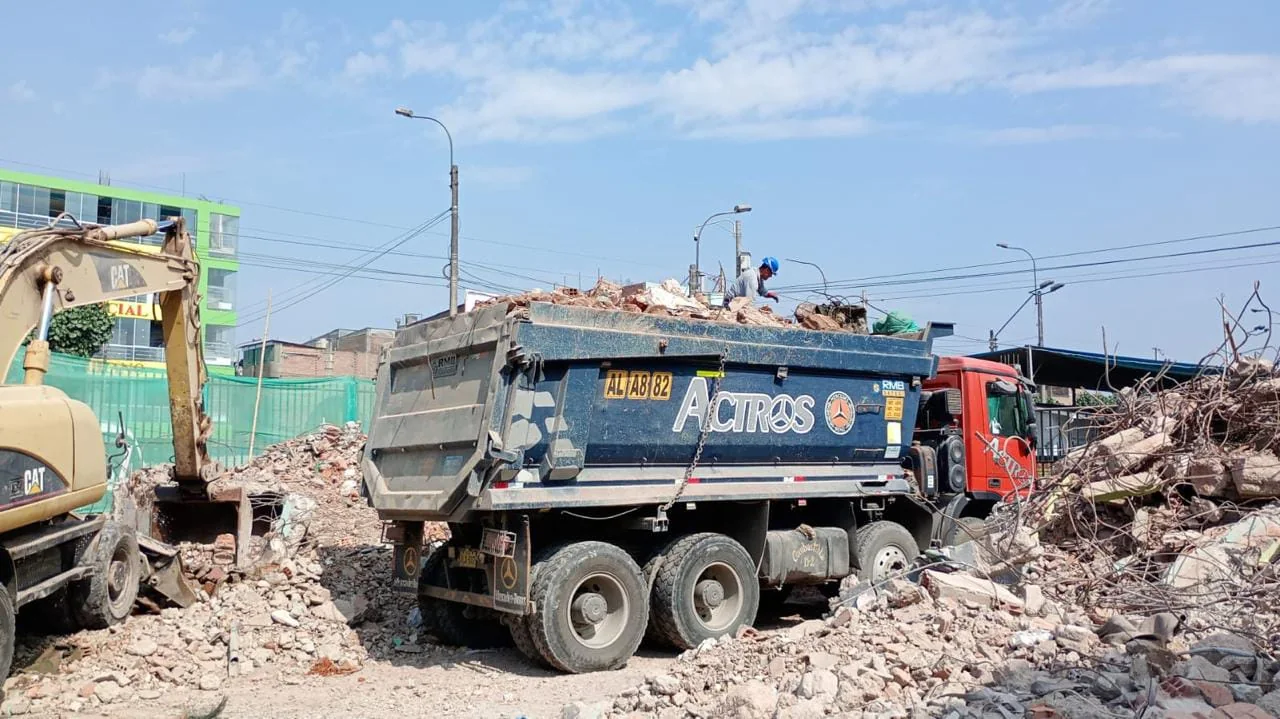 Demolición con maquinaria pesada