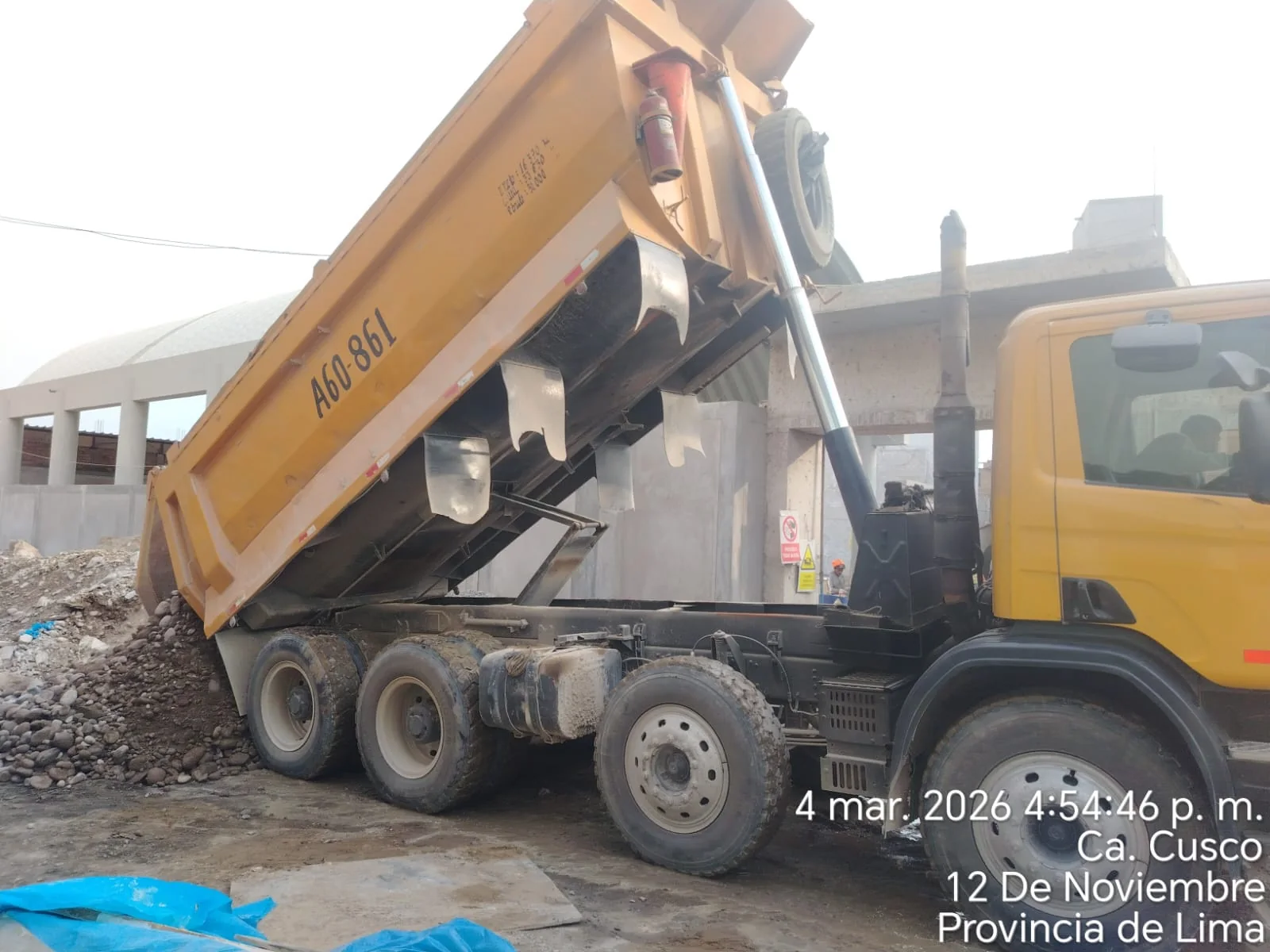 Volquete retirando desmonte de una demolición en Lima